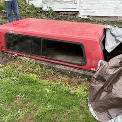 2008 Toyota 8 Ft Bed Cap  Red