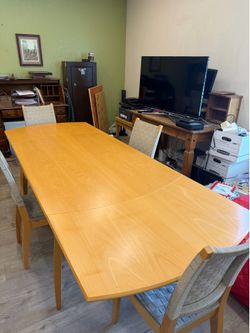 IKEA expandable dinning table, light oak. With 4 chairs