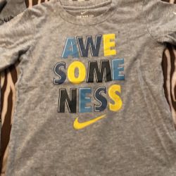 Nike Size 4T  $6.00 Por Las 2 