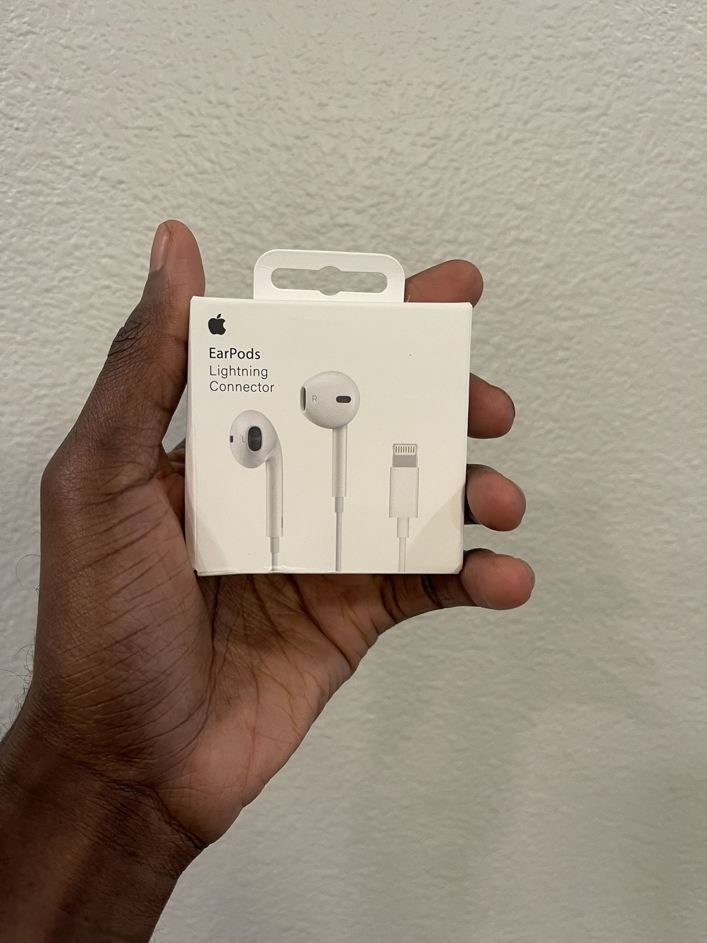A Pple EarPods Lighting Connector