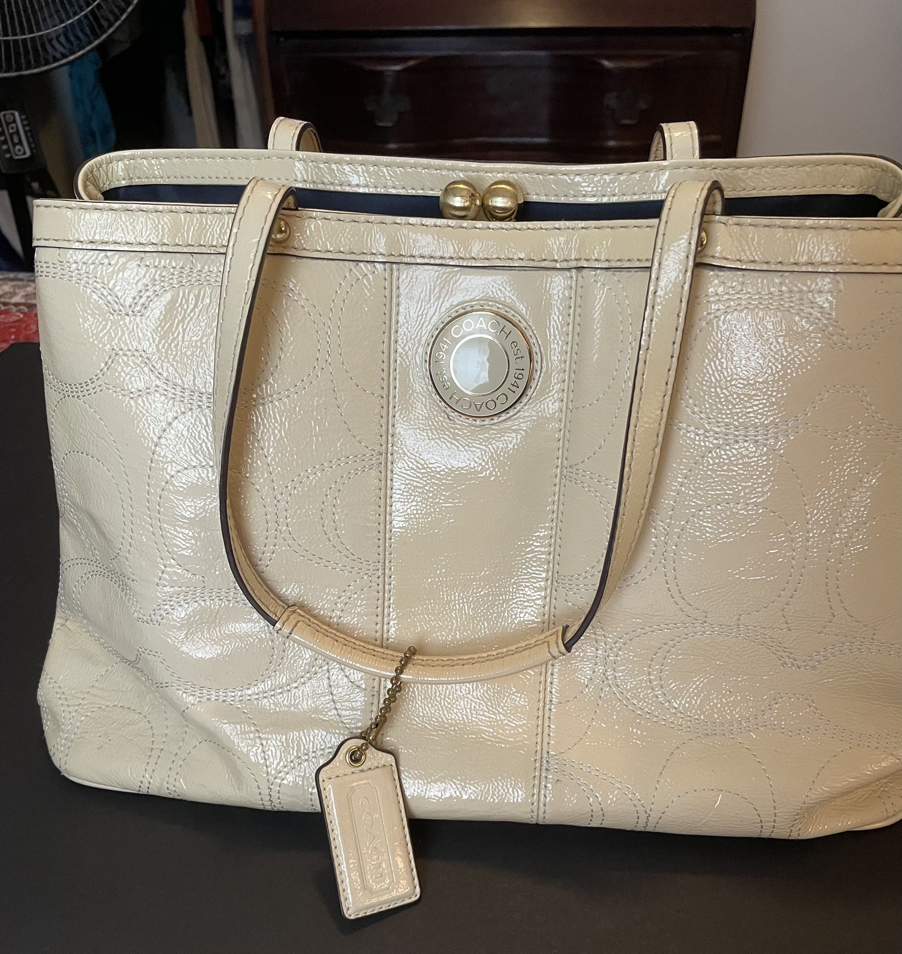 Coach F19215 Signature Stitch Patent Leather Cream Kiss Tote