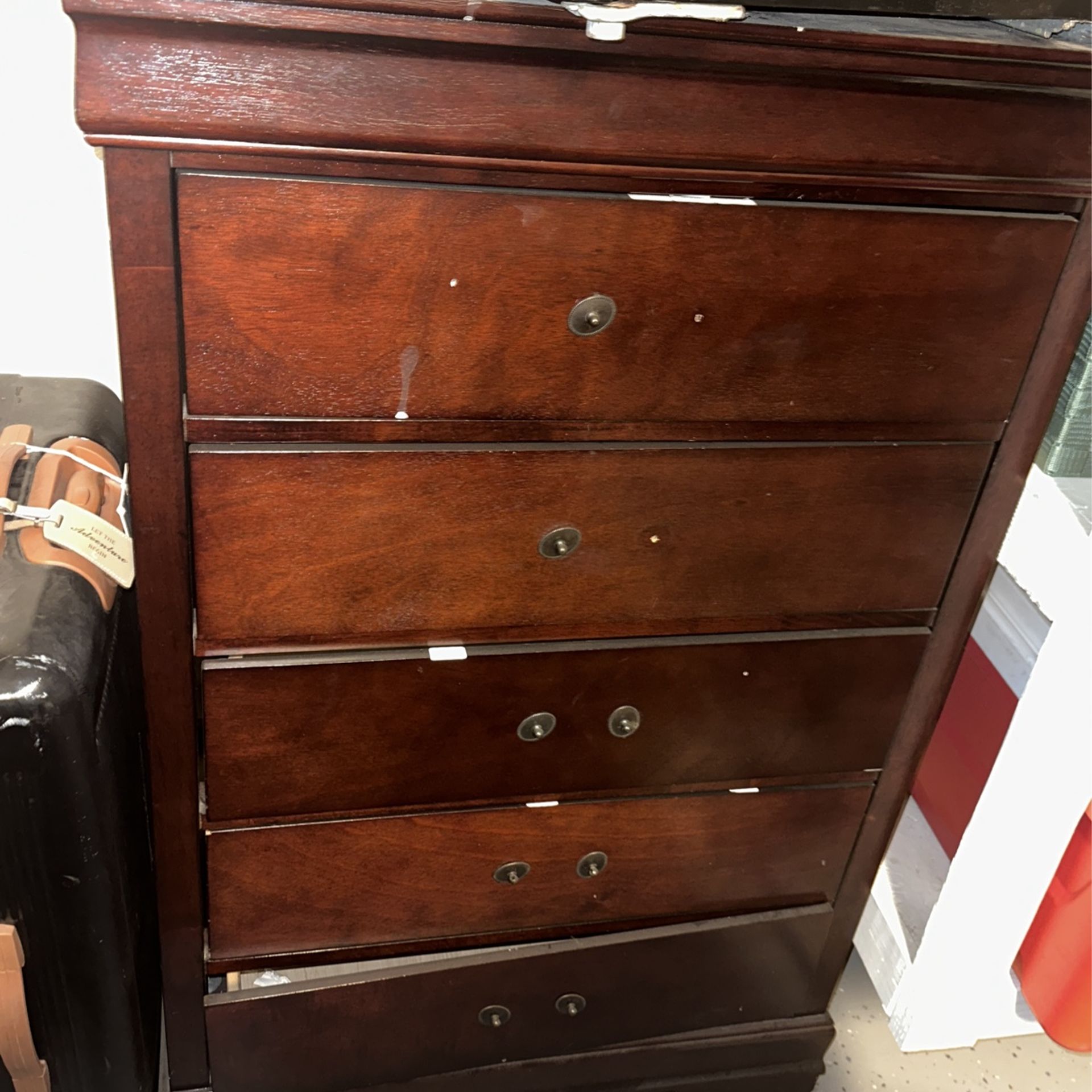 Dresser (needs new Knobs 