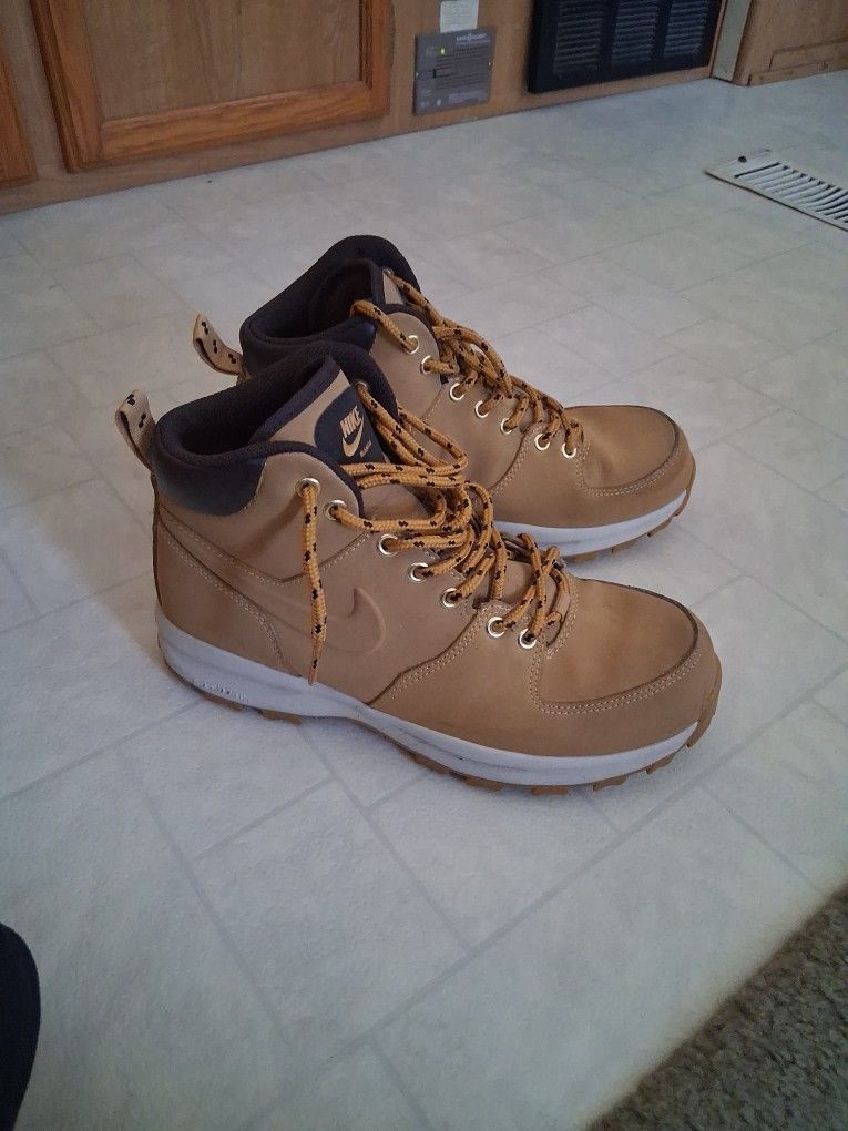 NIKE Manoa