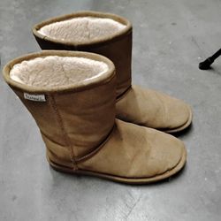 Bear Claw Ugg  Style Boots.  Size9.  Like New