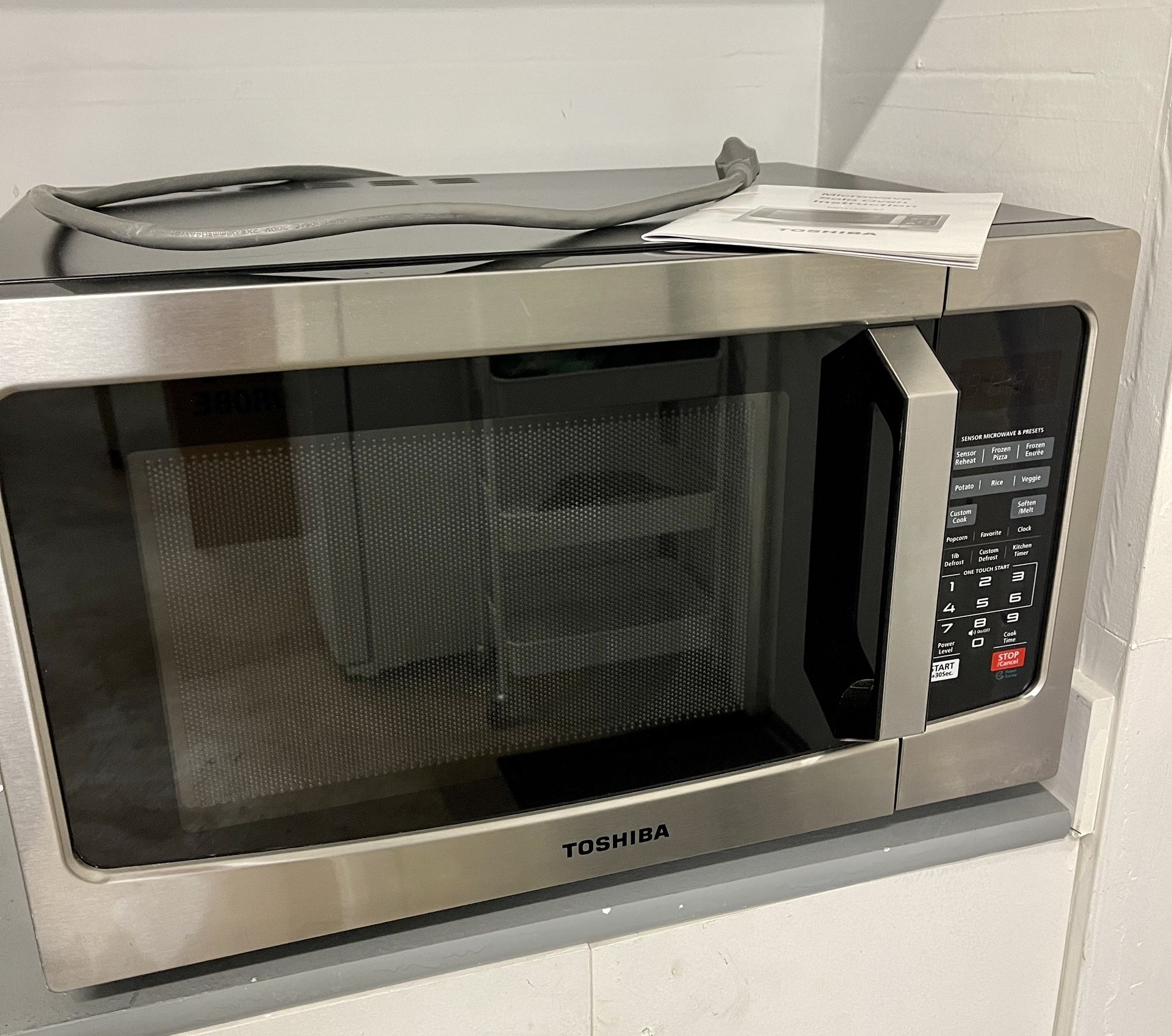 TOSHIBA EM131A5CSS Countertop Microwave Oven for Sale in Kingston, WA