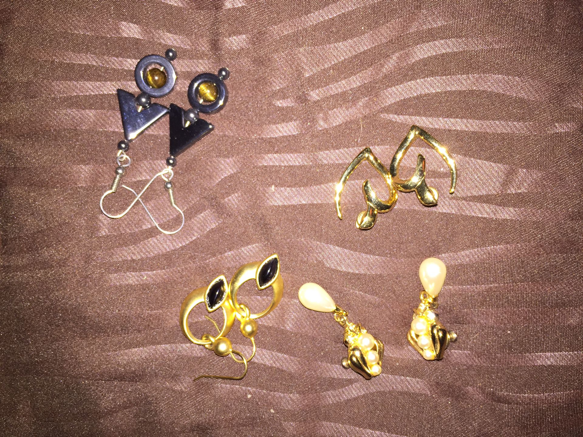 4 pairs of earrings : pearl diamond gold