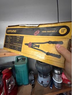 Hand riveter
