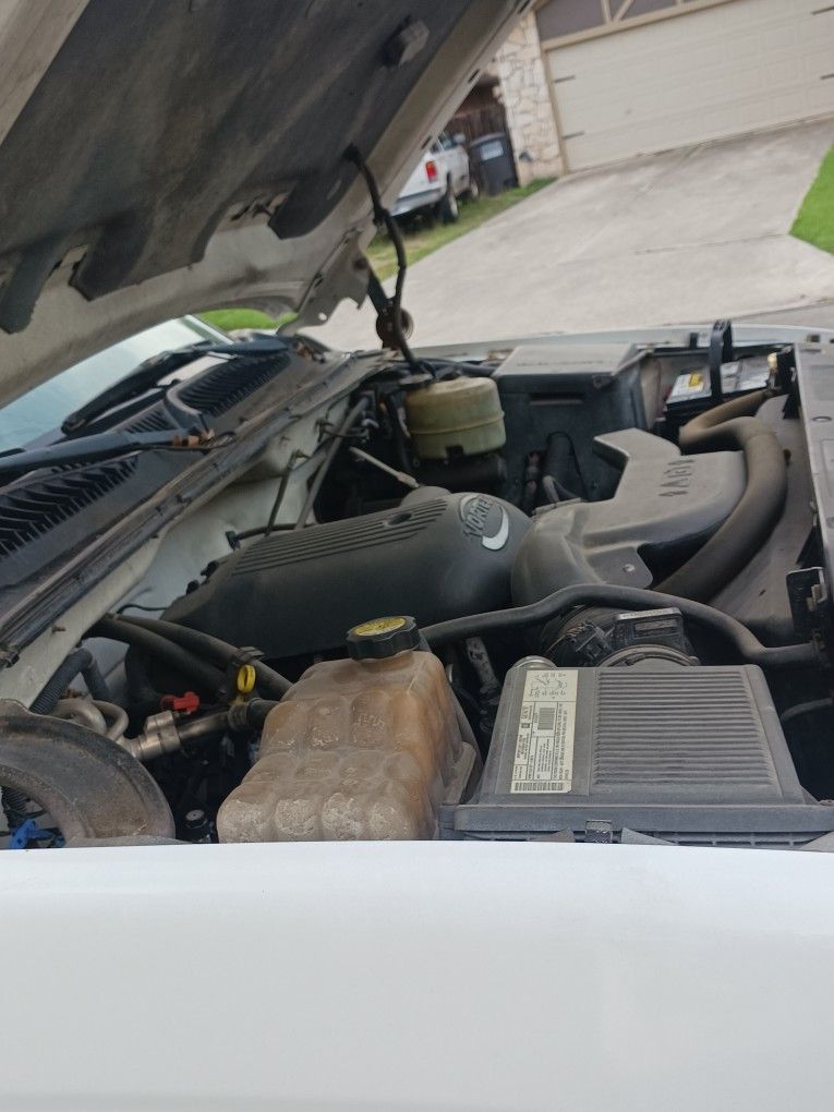 2001 CHEVY 2500HD Longbed W/Gooseneck Hitch for Sale in San Antonio, TX