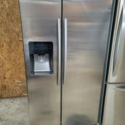 SAMSUNG REFRIGERATOR 