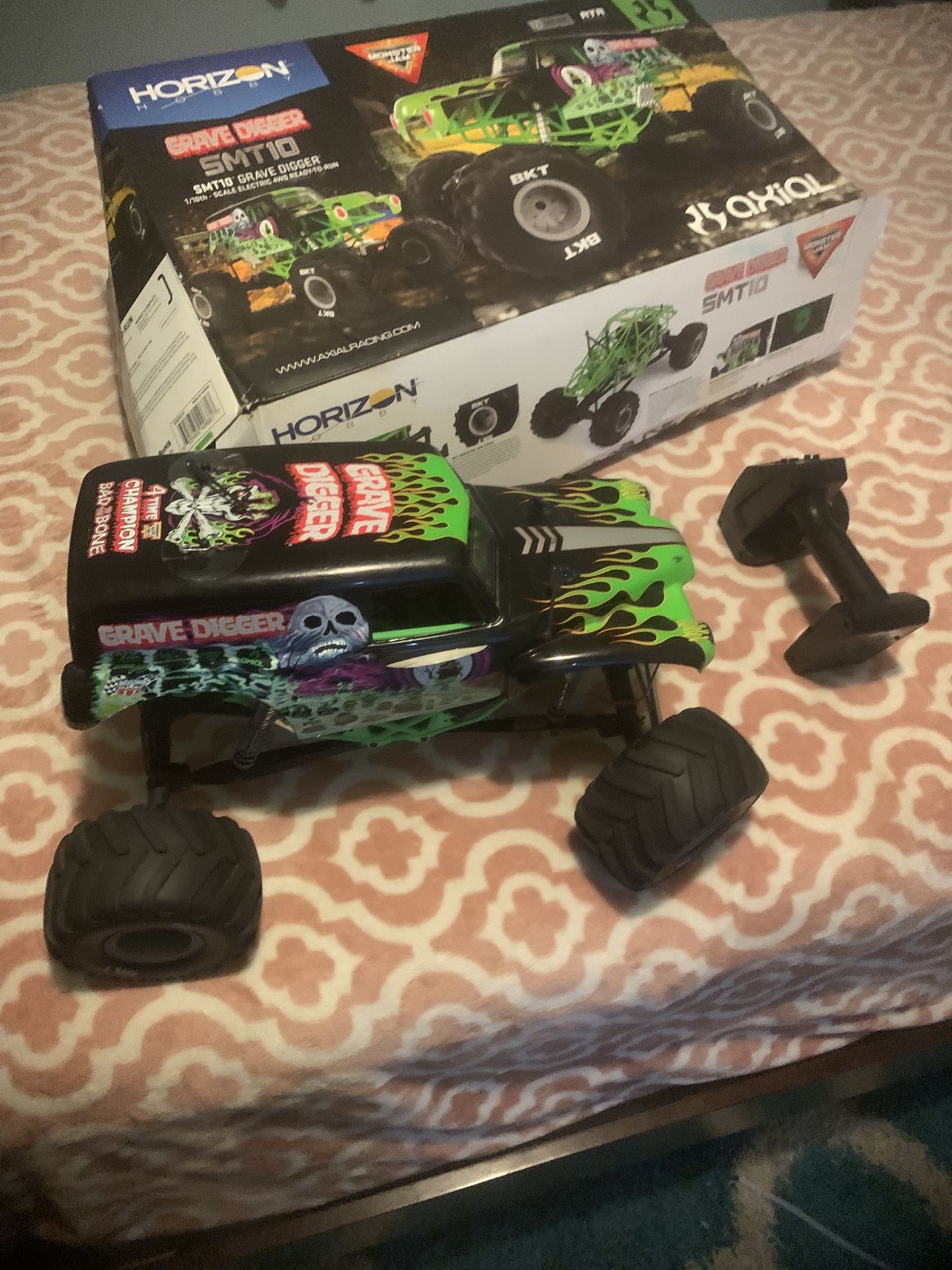 Axial smt10 Gravedigger