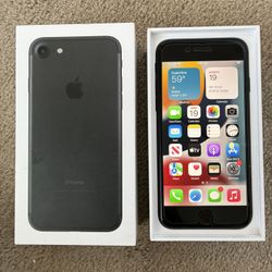Apple iPhone 7 32gb. Unlocked. Original Owner And Box. New Battery.