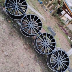 4.  Rines.  22. Deportivos. Dos 22 X 9  Delanteros. Dos. Traseros.  2 2 X 10.  Bolt Pattern. 5 X 114.3. 