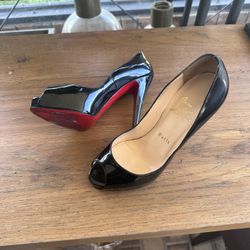 LOUBOUTIN- Patent  Black Peep toe Heels
