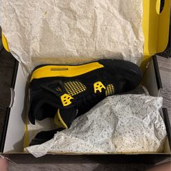 Jordan 4 Retro Thunder 