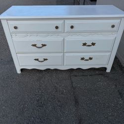 ❤️BEAUTIFUL WHITE COLOR DRESSER 50” x 18” x 30.5”❤️