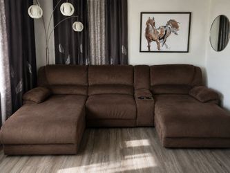 Sofa sectional electric brown, lamp and horse paint