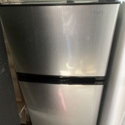 Mini Fridge Insignia 