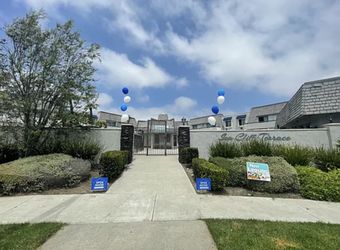 1 Bed / 1 Bath – Upstairs Unit in Huntington Beach (725 sq ft)