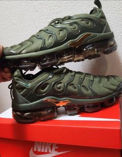 Men Nike Vapormax Plus available size 10,13