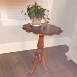 Round Table W/ Scalloped Edges 