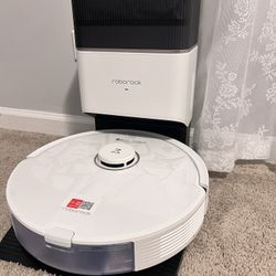 roborock Q8 Max+ Robot Vacuum and Mop, Self-Emptying, Hands-Free Cleaning for up to 7 Weeks