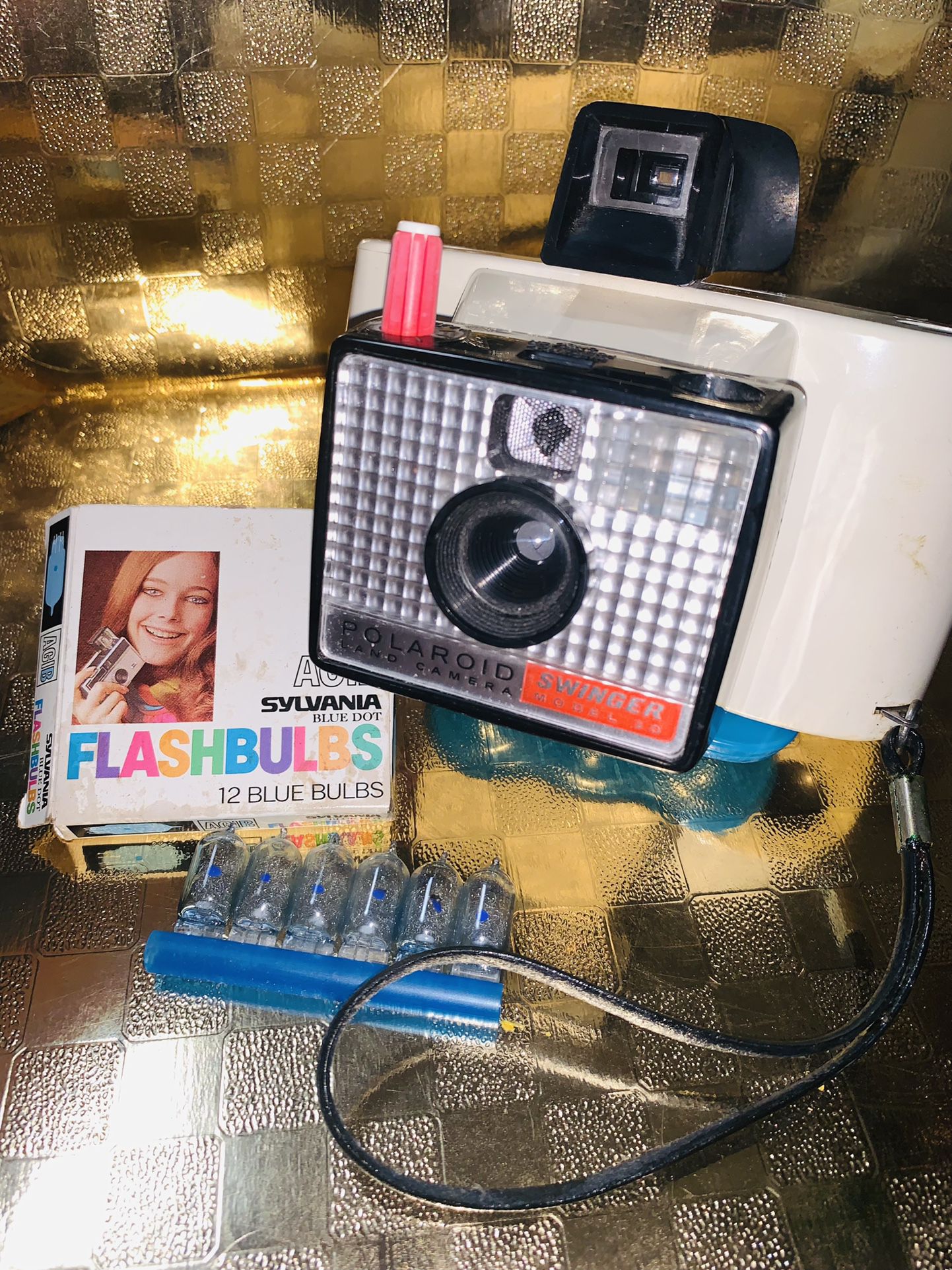 POLAROID 1965 VINTAGE COLLECTORS “SWINGER INSTANT CAMERA “ MODEL 20 Weighs 21 OUNCES w/ SYLVANIA  BLUE DOT FLASHBULBS - SUPER CLEAN