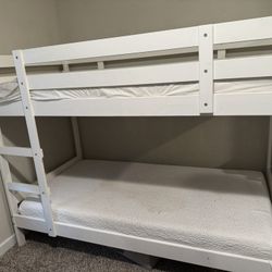 Twin Bunkbed With Mattresses