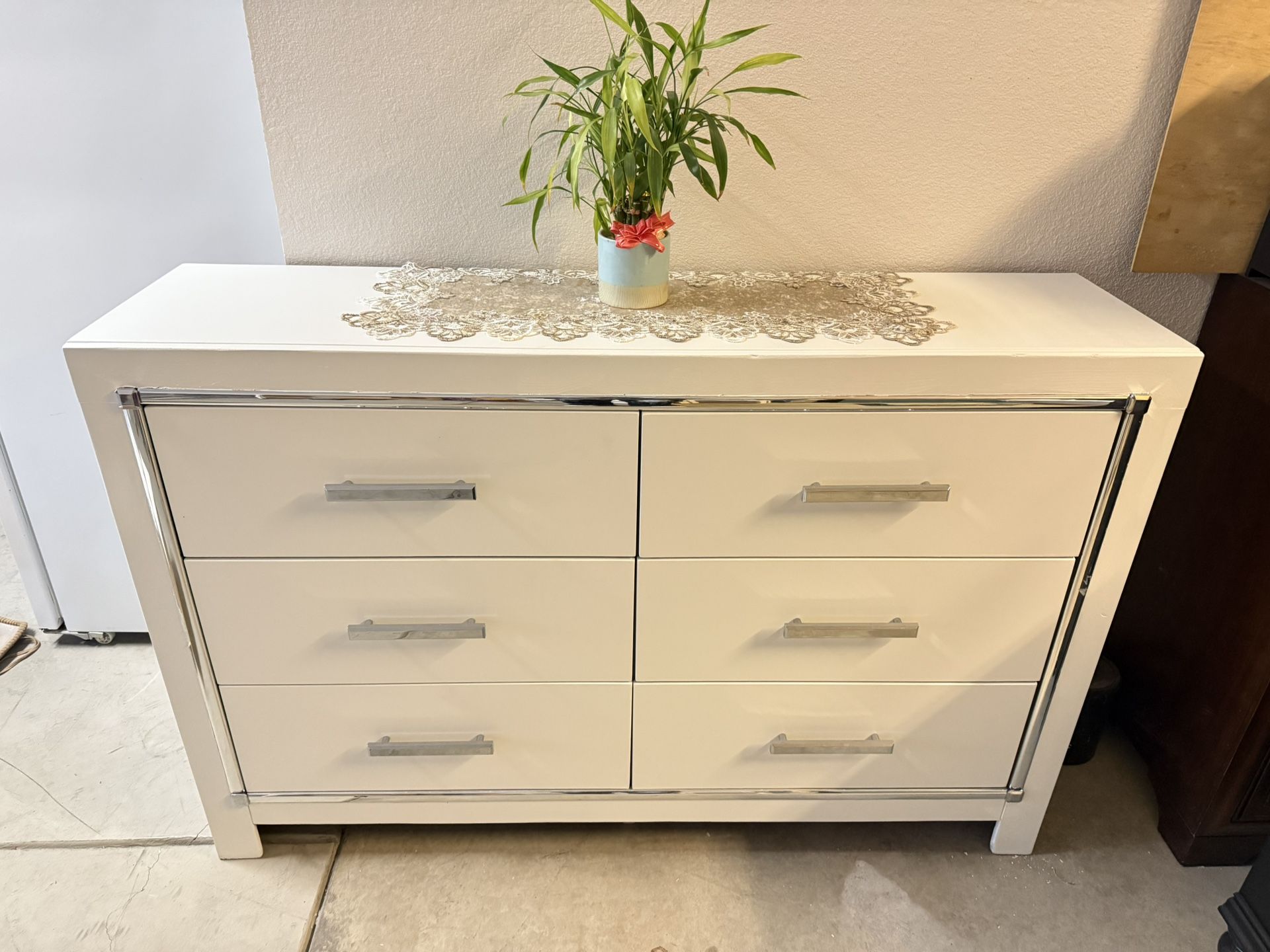 Dresser, with 6 drawers