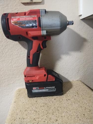 Milwaukee M18 Fuel High Torque Impact Wrench W/XC8.0 Battery Pack 