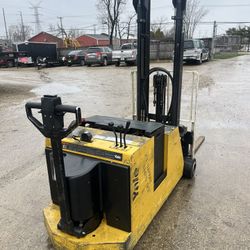 FOR SALE A YALE WALKIE STACKER MODEL MCW040LCN24TF083. 83/130” FF NAST W/SIDESHIFT,24V GOOD USE BATTERY. IT IS IN GOOD WORKING CONDITION.