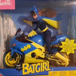 Batgirl Barbie 2003 Mattel, 2- Wonder Woman's, Super Girl