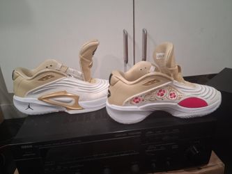 Air Jordan Low-Top Sneakers Gold Floral