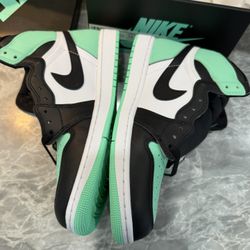 Jordan 1 - Size 10 Green Glow - new 