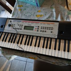 Yamaha Electric Keyboard 