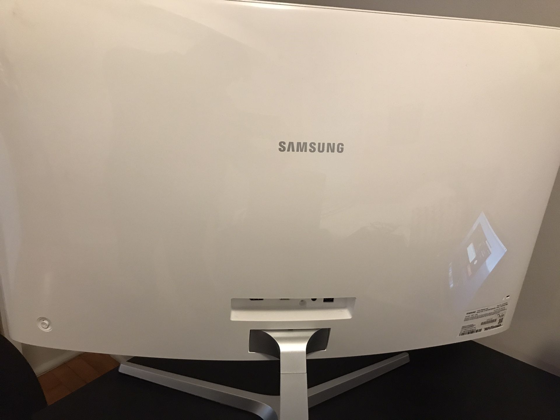 32 Inch Samsung LED Curved Monitor (Cracked Screen)