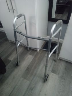 ALUMINUM FOLDING ADULT WALKER