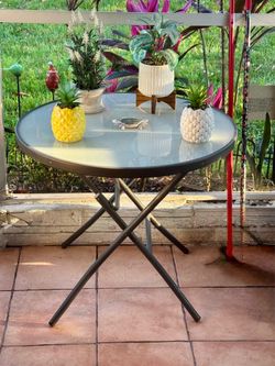 Round patrio table