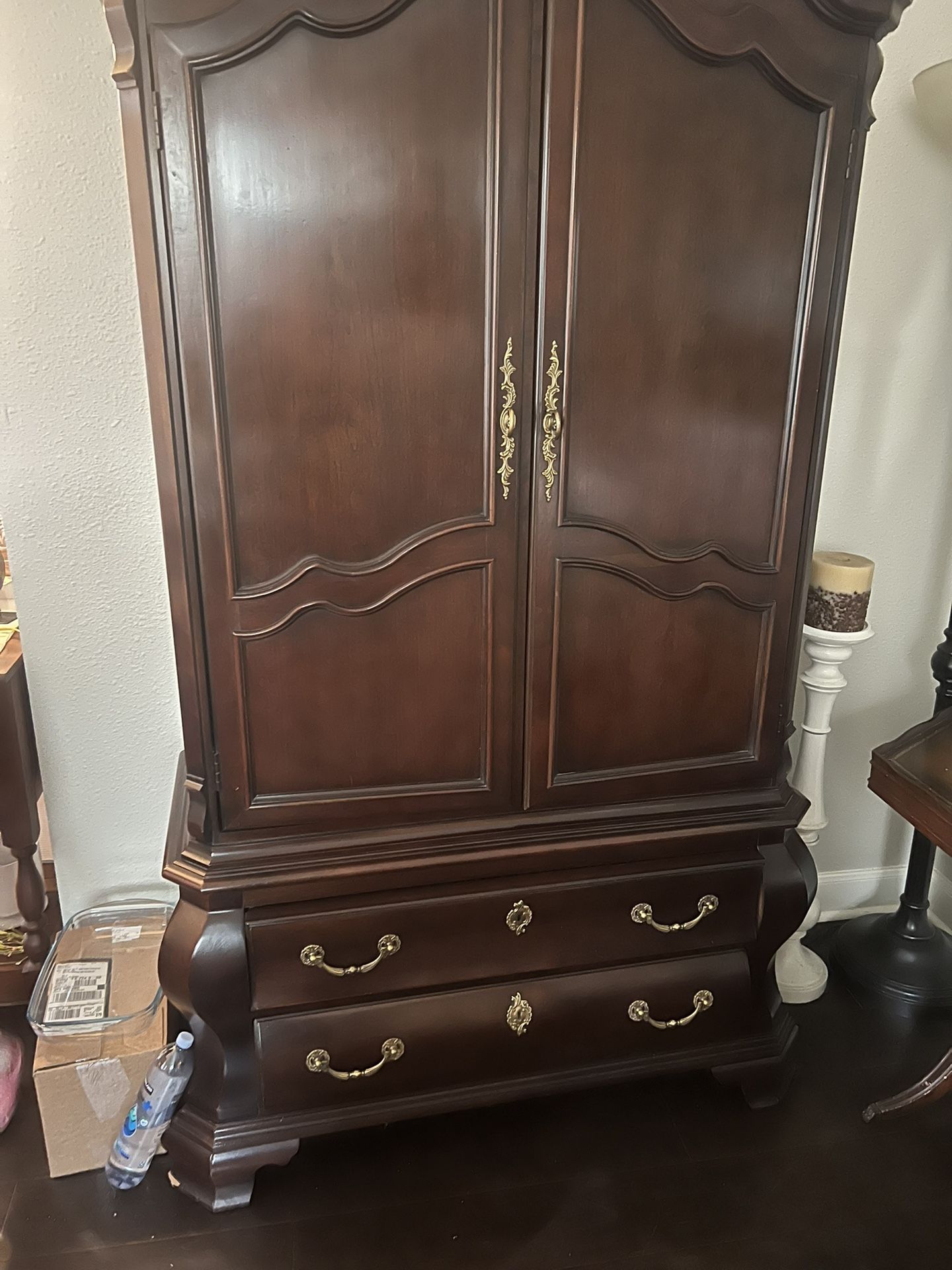 Wardrobe / Armoire