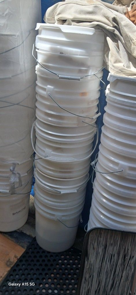 Find gallon buckets 🪣 $2.50 $3w Lids Firm