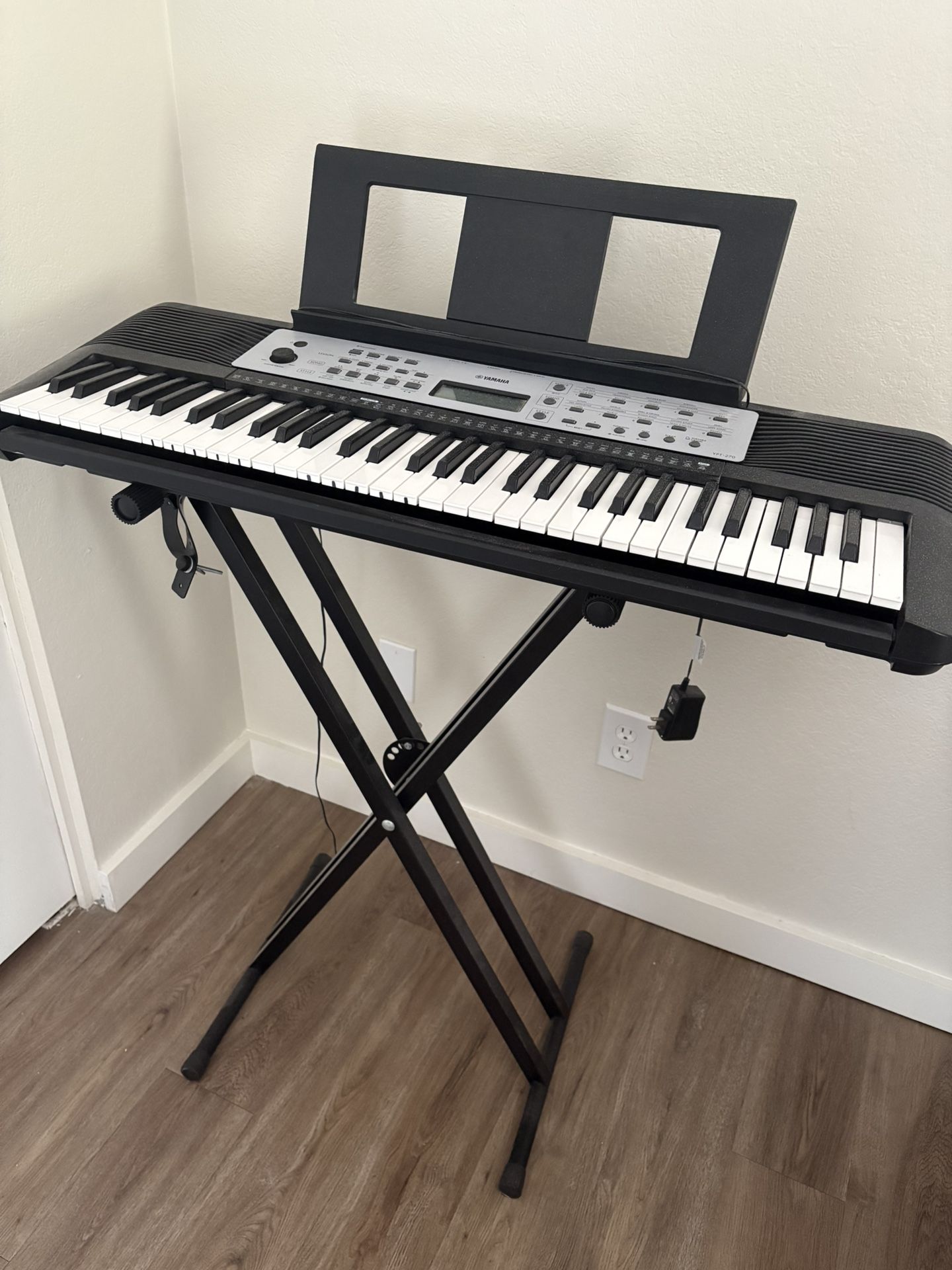 Yamaha YPT-270 (61-Key) Keyboard With Stand