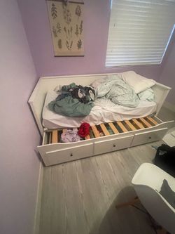 Obo - Daybed with drawers extends - sale due to move! Obo