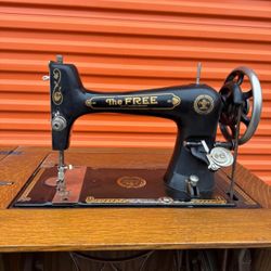 1913 Free sewing machine cabinet model / side table