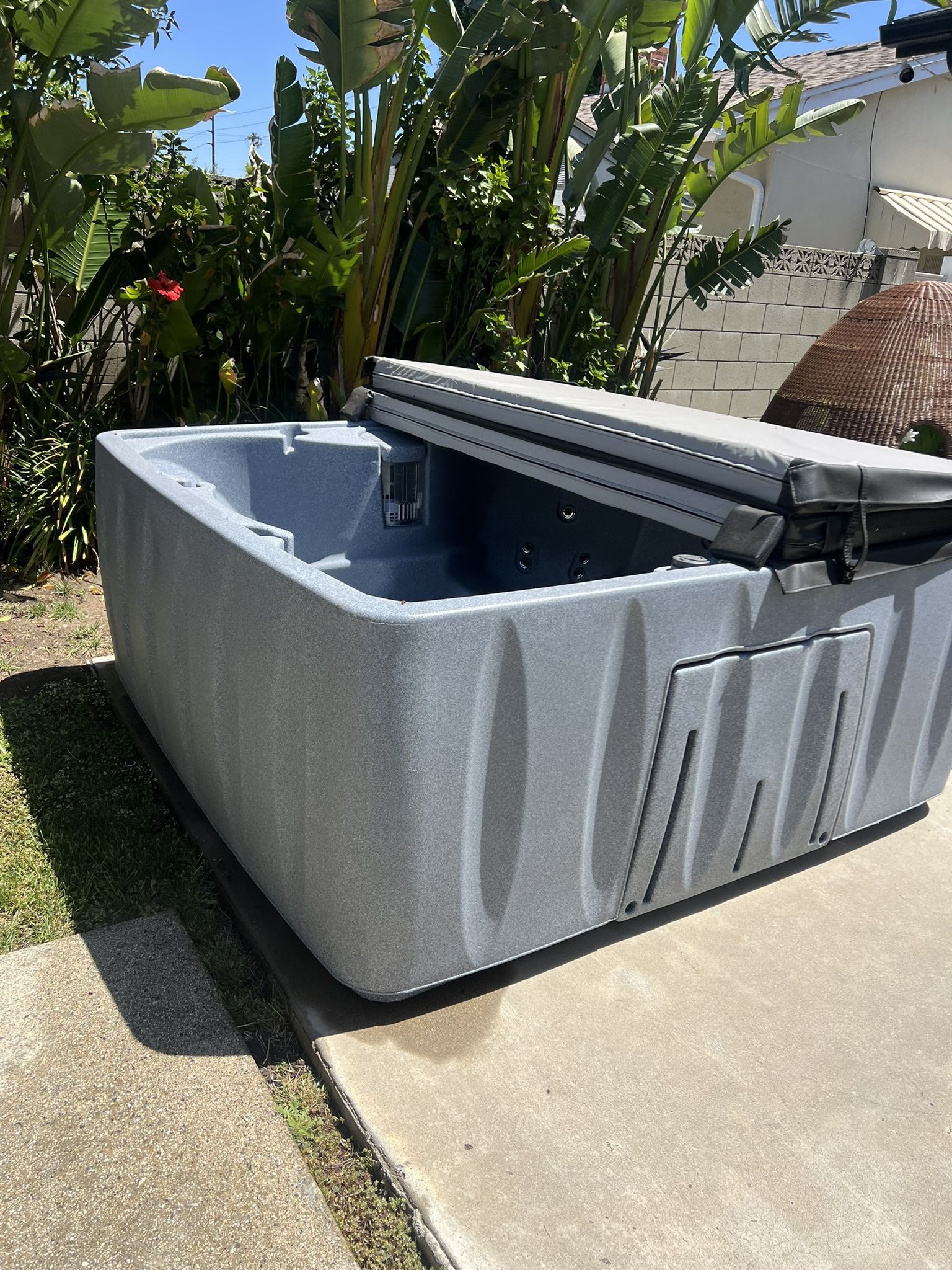 AQUAREST 6 PERSON HOT TUB 