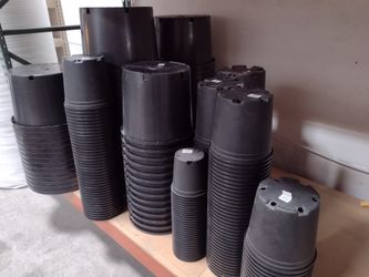 Sturdy plastic garden pots different sizes brand new