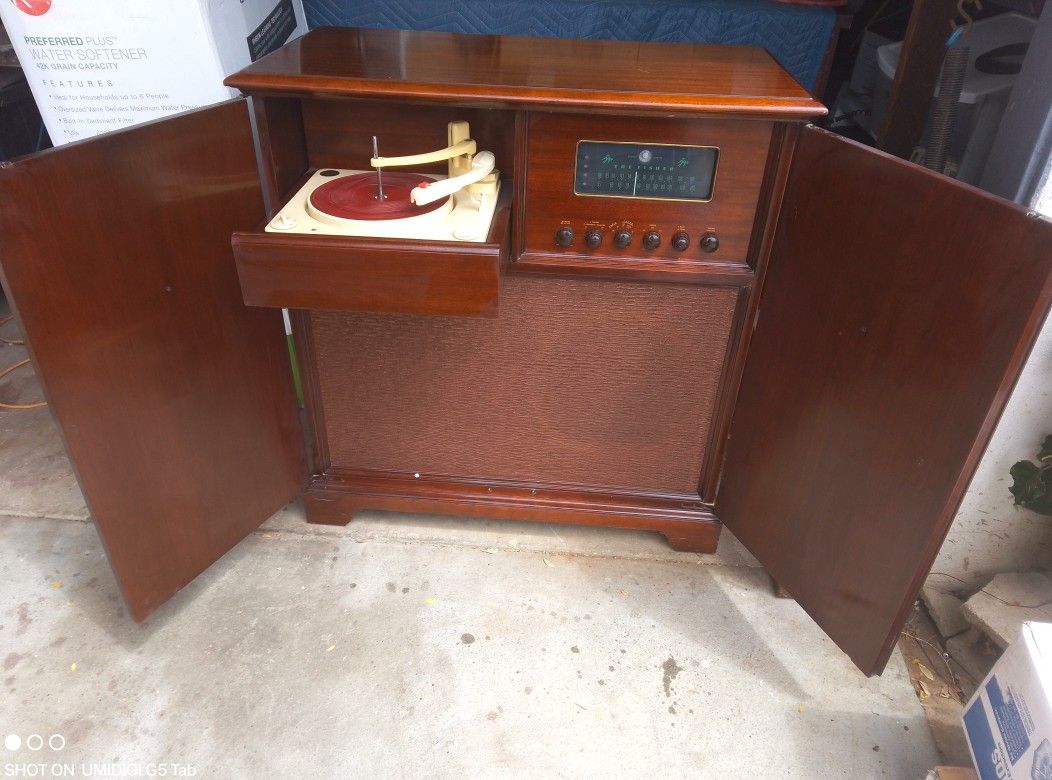 Antique Fisher Cabinet Turn Table And Am/Fm Tuner
