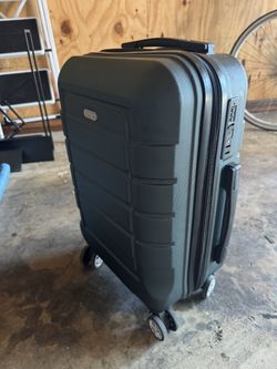 Carry-On Suitcase – Hard Shell (Spinner Wheels)