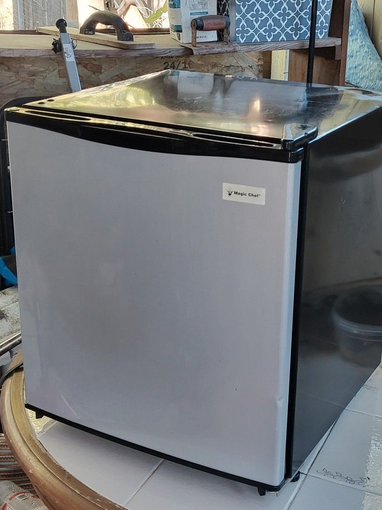 Magic Chef Mini Fridge W/Freezer 18x19x17