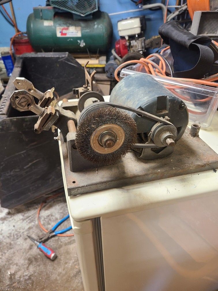 Key Cutting Machine 