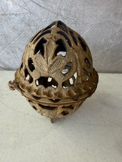 Vintage Cast Metal String Holder, Filigree String Caddy, General Store Decor magnet doesn’t stick Mild surface rust off white color sits on 4 feet  Be