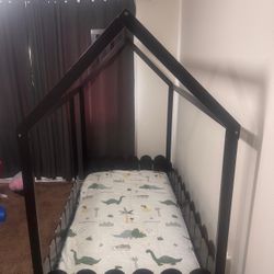 Twin size wood bed house , Bed frame , whit fence, for kids Girl and boys.